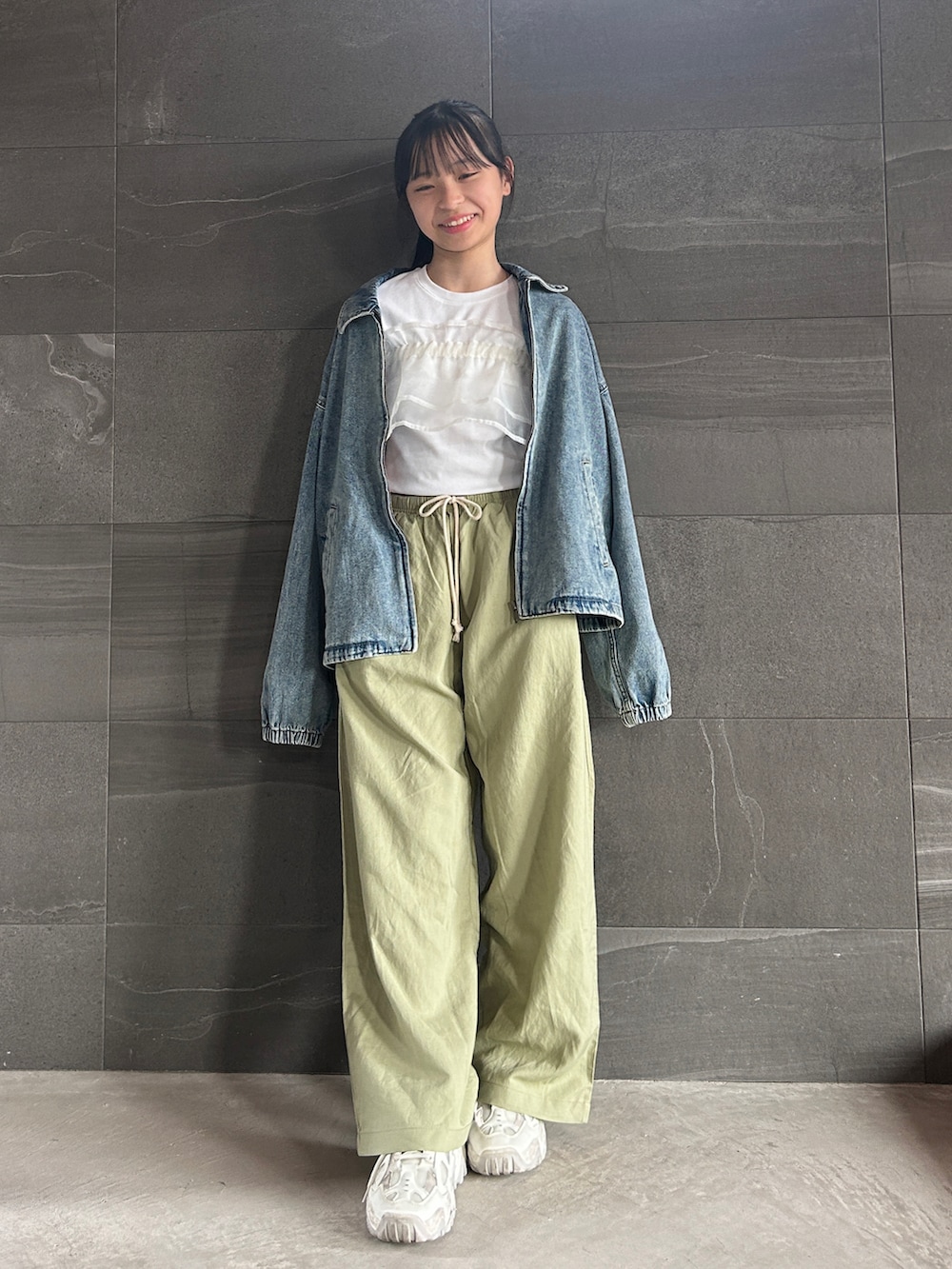 ホワイト系のTシャツ/カットソー、グリーン系のその他パンツ、ブルー系のデニムジャケットを着用したキッズの春コーディネートの2枚目の写真