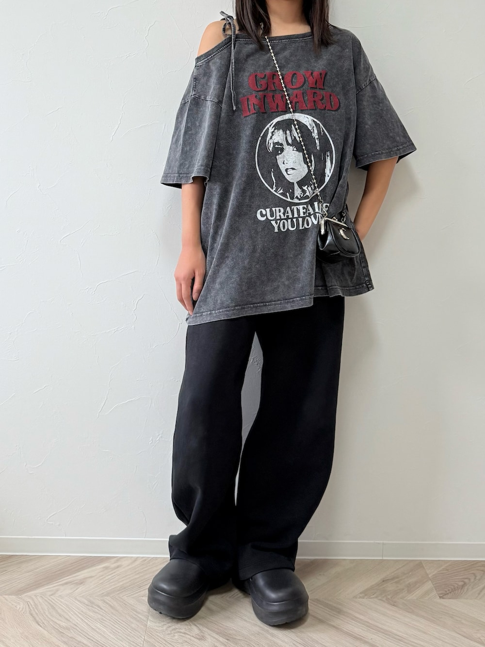 ブラック系のサンダル、その他のTシャツ/カットソー、ブラック系のスウェットパンツを着用したキッズの秋コーディネートの3枚目の写真