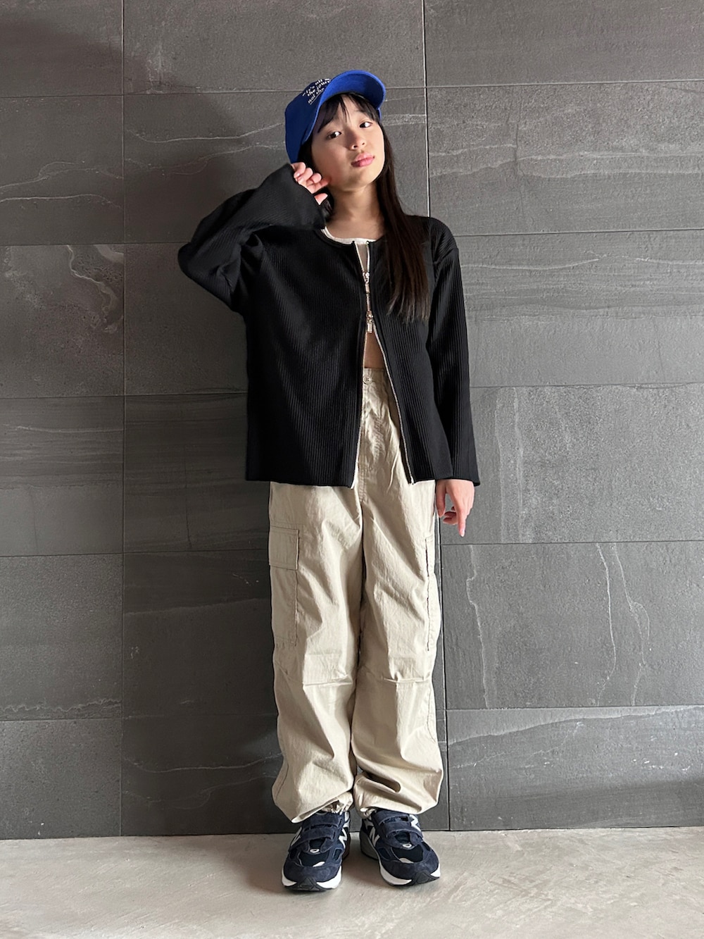 ブラック系のカーディガン/ボレロ、その他のカーゴパンツ、ブラック系のバックパック/リュックを着用したキッズの春コーディネートの3枚目の写真