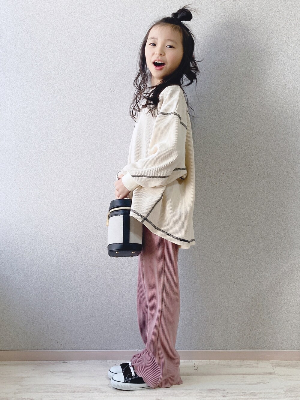 「しまむら、ピンク、プリーツパンツ、フレアパンツ、春コーデ、バニティバッグ、ワッフル、プチプラ、シンプルコーデ、大人カジュアル、今夜はナベ隊、カラーパンツ、チョコ色に染まれ」｜「LOWRYS FARMのワッフルステッチプルオーバー　261171（Tシャツ/カットソー、ホワイト系）」を使った、uranさん（キッズ・123cm）の冬コーディネートの2枚目の写真