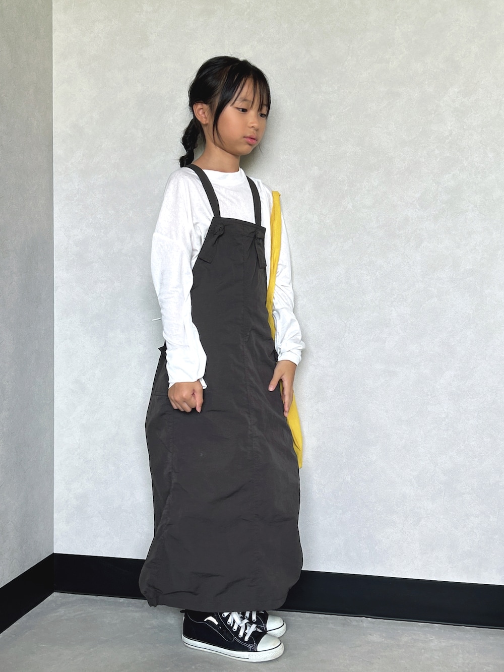 「アツいコーデ全部見せ、休日スタイル、スニーカー、シンプルコーデ、お出かけコーデ、ワンピース、ジャンスカ、トートバッグ、夏セールで買いました、シアーシャツ、シアートップス、ロンT、秋服準備はじめました、ロングスカート」｜「CIAOPANIC TYPYの【KIDS】ワッシャーナイロンパラシュートジャンスカ（ジャンパースカート、グレー系）」を使った、uranさん（骨格ナチュラル・キッズ・129cm）の夏コーディネートの3枚目の写真
