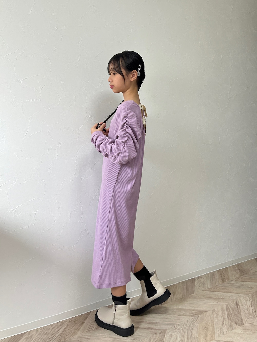 パープル系のワンピース、ベージュ系のブーツ、その他のヘアピンを着用したキッズの秋コーディネートの3枚目の写真