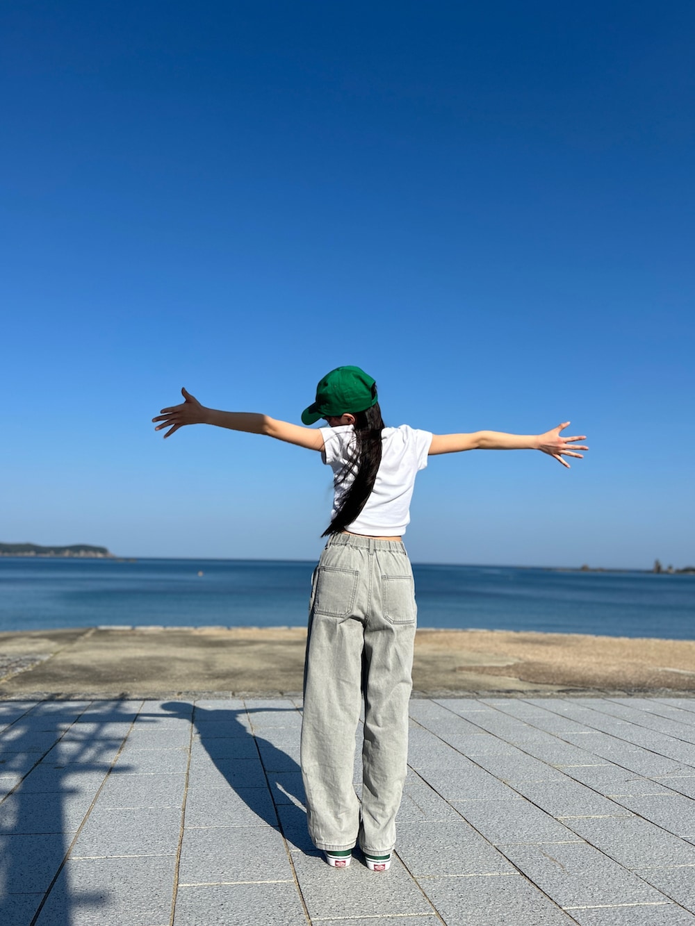 ホワイト系のTシャツ/カットソー、グレー系のデニムパンツ、グリーン系のスニーカーを着用したキッズの春コーディネートの5枚目の写真