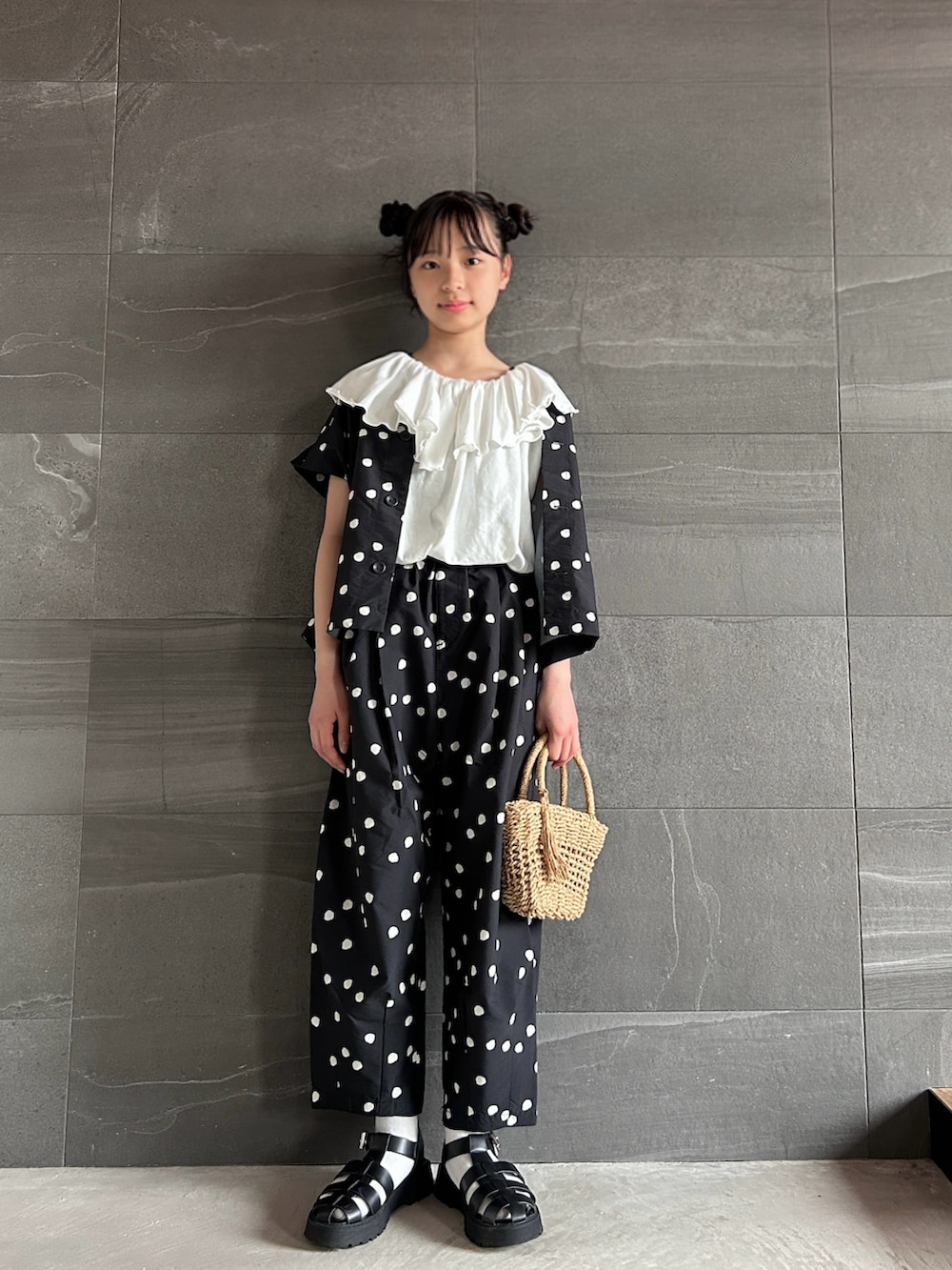 ホワイト系のTシャツ/カットソー、ブラック系のシャツ/ブラウス、ブラック系のその他パンツを着用したキッズの春コーディネートの2枚目の写真