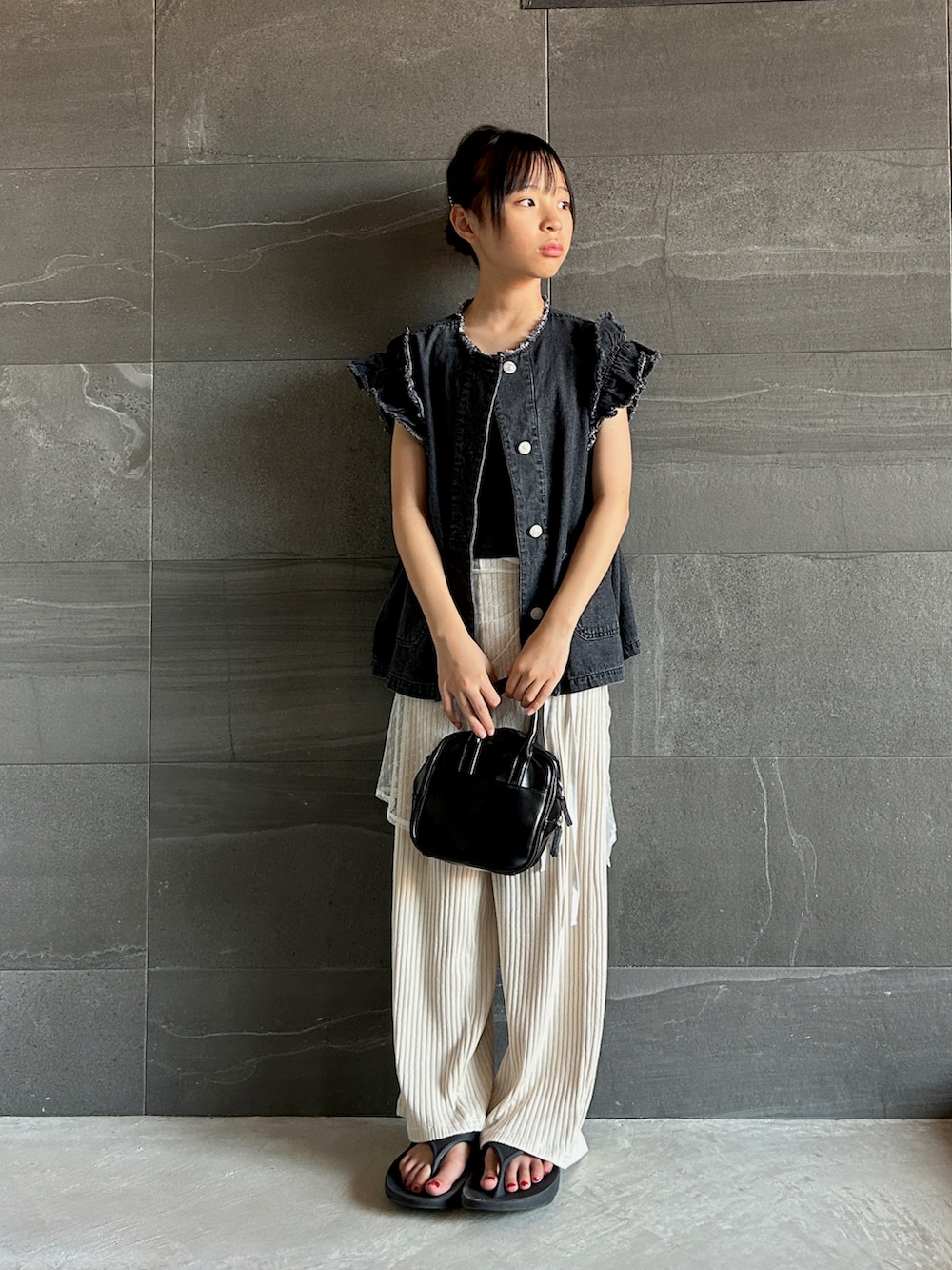 ブラック系のベスト、ホワイト系のその他パンツ、ブラック系のその他トップスを着用したキッズの夏コーディネートの3枚目の写真