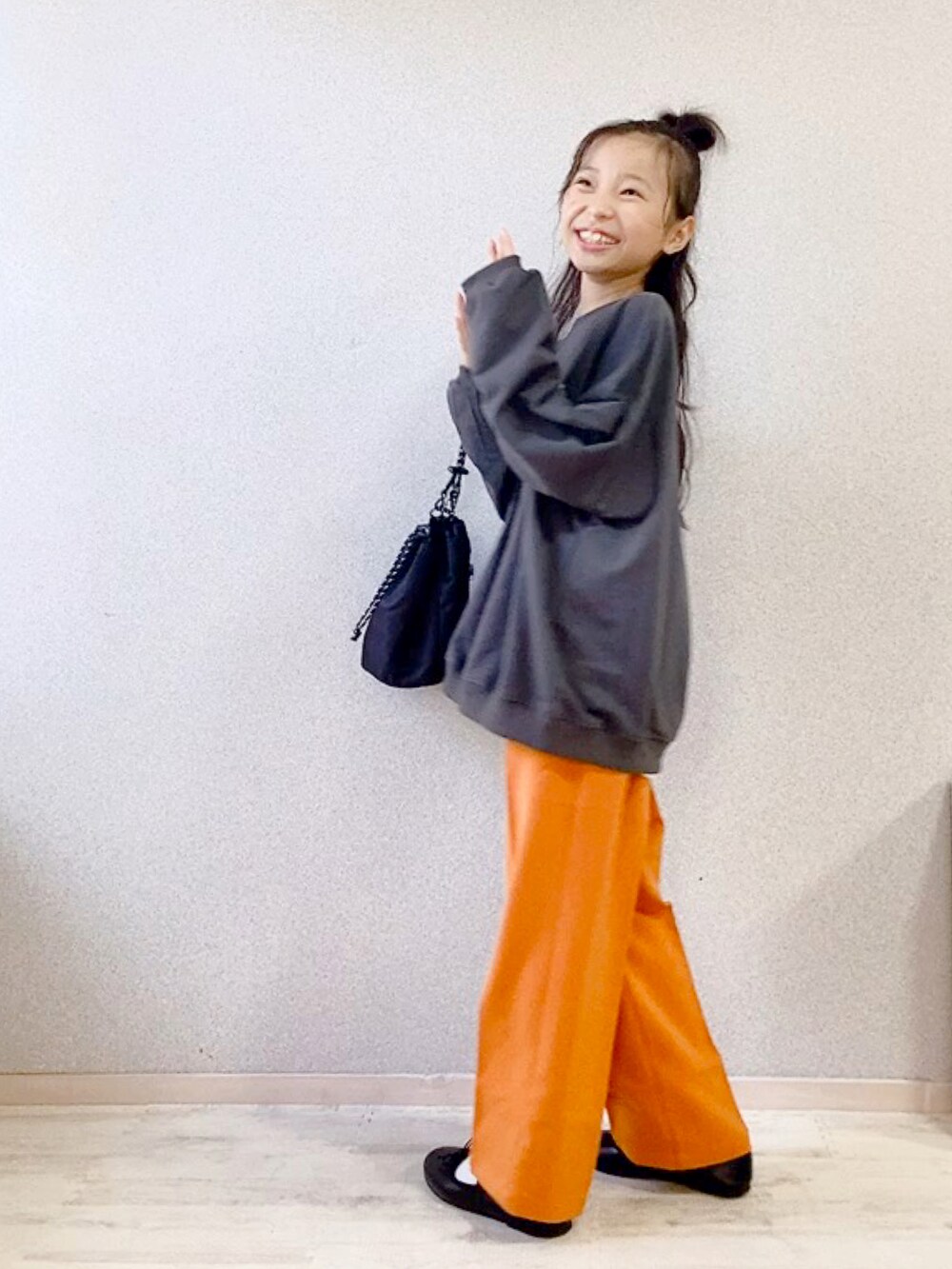 「休日スタイル、カジュアルコーデ、秋コーデ、プチプラ、韓国子供服、カラーパンツ、大人カジュアル、バレエシューズ、レイヤードスタイル」｜「Robe_bebe’のアイテム（スウェット、グレー系）」を使った、uranさん（キッズ・127cm）の秋コーディネートの3枚目の写真