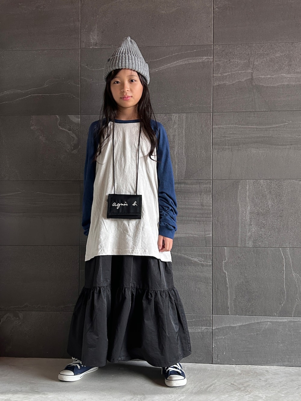 ブラック系のワンピース、ブルー系のスニーカー、ブルー系のTシャツ/カットソーを着用したキッズの秋コーディネートの4枚目の写真