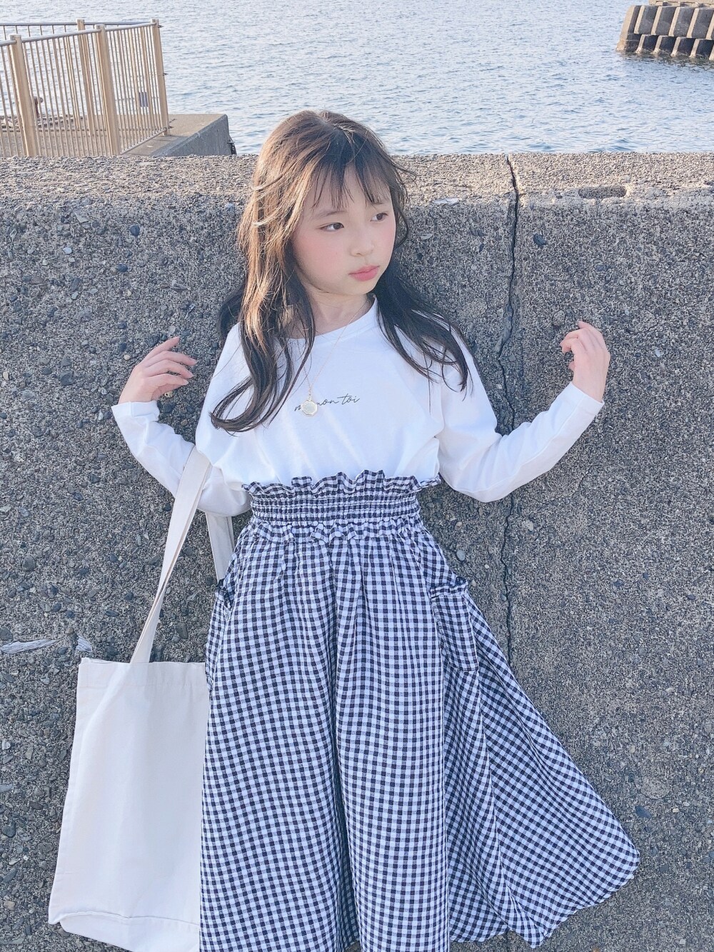 「春服みてみて、スカート、ギンガムチェック、カラーソックス、トートバッグ、タックイン、ロンT、GU、プチプラ、モノトーン、春コーデ、lulpini、lulpiniアンバサダー、Pierrot、ピエロアンバサダー」｜「lulpiniのkids コットンロングスリーブロゴTシャツ（Tシャツ/カットソー、ホワイト系）」を使った、uranさん（キッズ・123cm）の春コーディネートの3枚目の写真