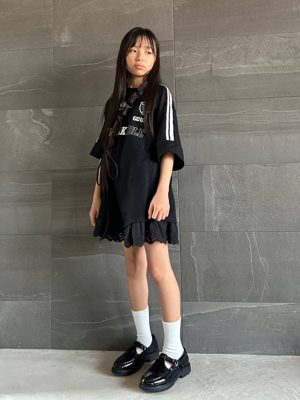 ブラック系のTシャツ/カットソー、ブラック系のスカート、ブラック系のショルダーバッグを着用したキッズの夏コーディネートの2枚目の写真