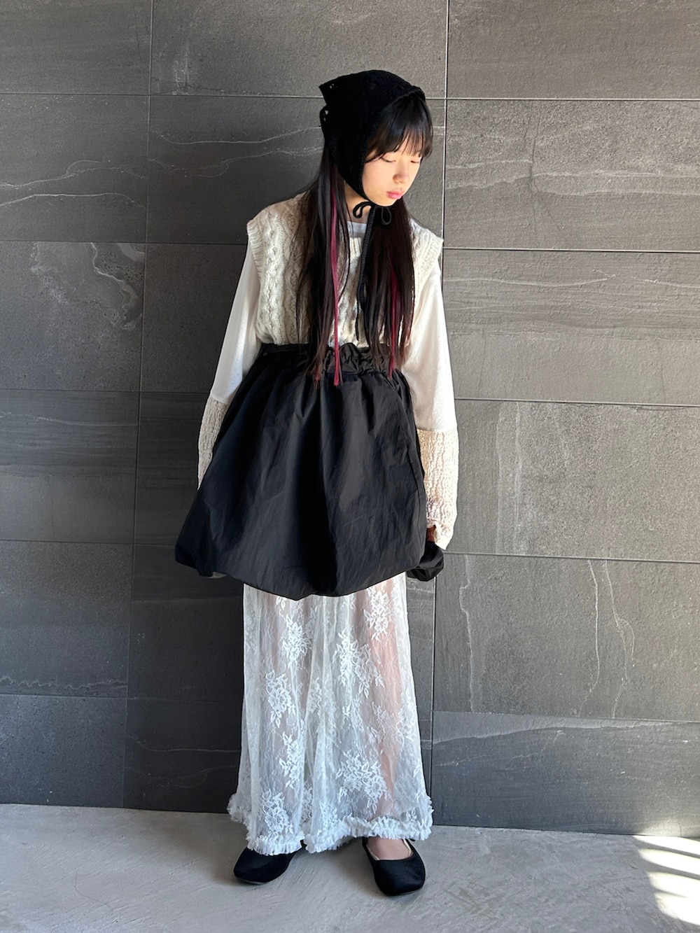 ホワイト系のTシャツ/カットソー、ブラック系のスカート、ホワイト系のその他パンツを着用したキッズの冬コーディネートの3枚目の写真