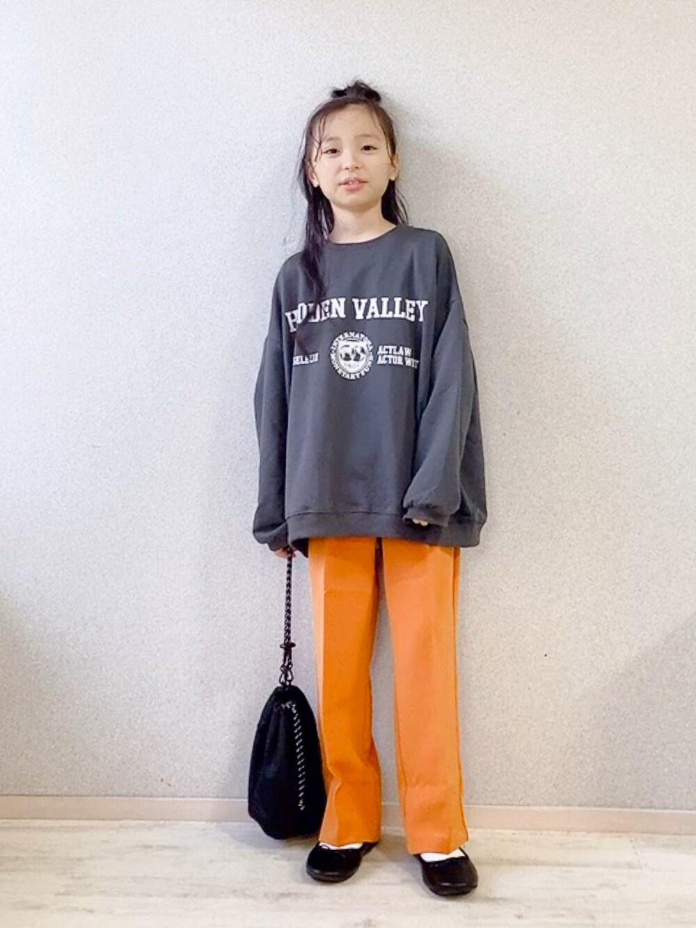 「休日スタイル、カジュアルコーデ、秋コーデ、プチプラ、韓国子供服、カラーパンツ、大人カジュアル、バレエシューズ、レイヤードスタイル」｜「Robe_bebe’のアイテム（スウェット、グレー系）」を使った、uranさん（キッズ・127cm）の秋コーディネートの4枚目の写真
