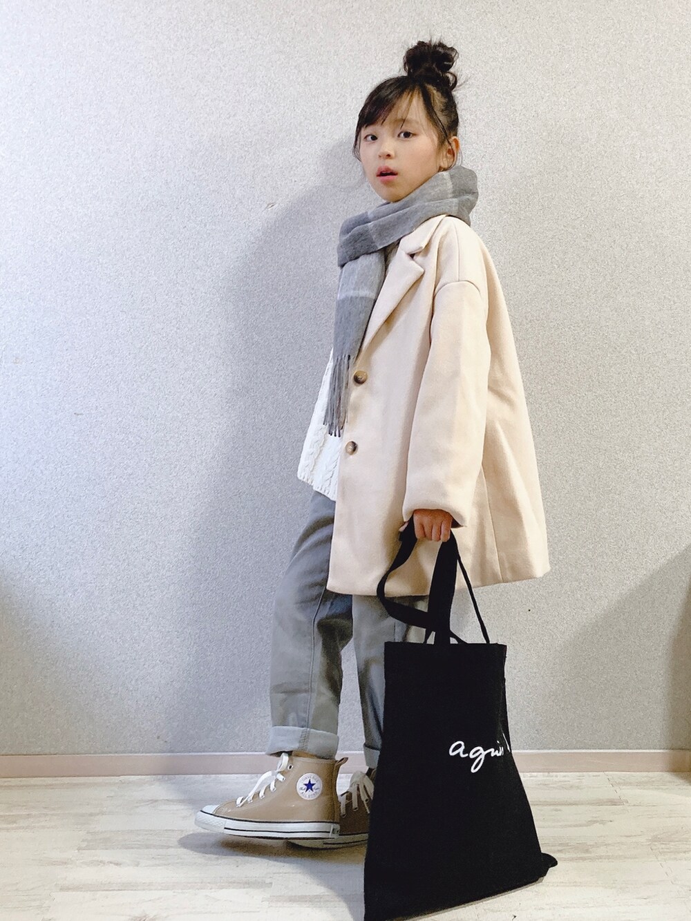 ホワイト系のその他アウター、ホワイト系のニット/セーター、グレー系のデニムパンツを着用したキッズの秋コーディネートの2枚目の写真