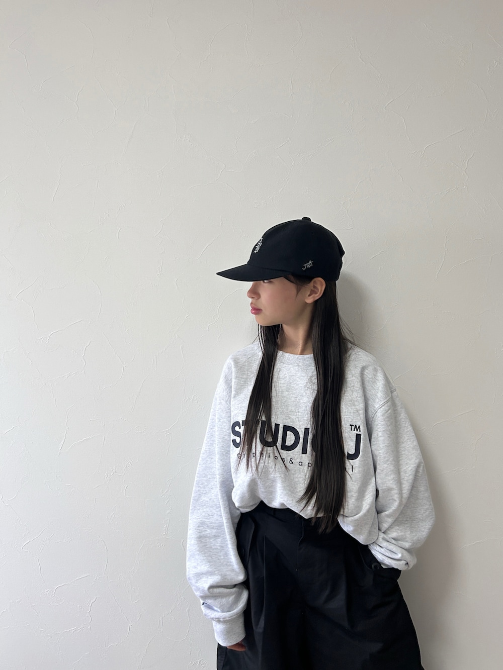 グレー系のスウェット、ブラック系のその他パンツ、ブルー系のトートバッグを着用したキッズの春コーディネートの3枚目の写真
