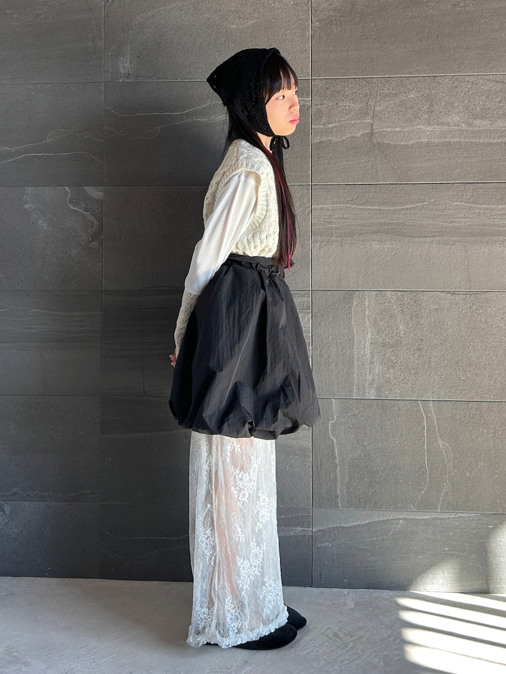 ホワイト系のTシャツ/カットソー、ブラック系のスカート、ホワイト系のその他パンツを着用したキッズの冬コーディネートの5枚目の写真