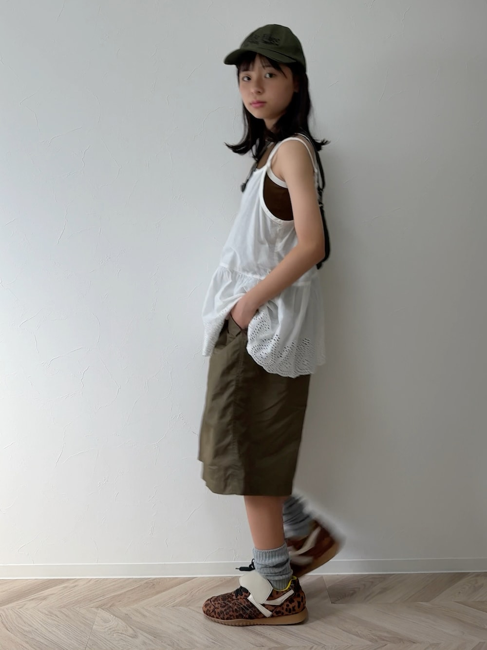 ホワイト系のキャミソール、ブラウン系のタンクトップ、その他のスニーカーを着用したキッズの夏コーディネートの2枚目の写真