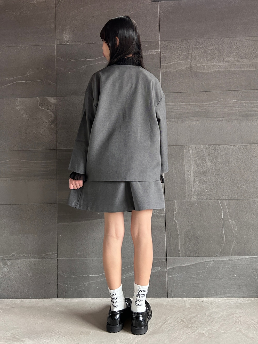 グレー系のスーツセット、ブラック系のシャツ/ブラウス、ブラック系のローファーを着用したキッズの冬コーディネートの2枚目の写真