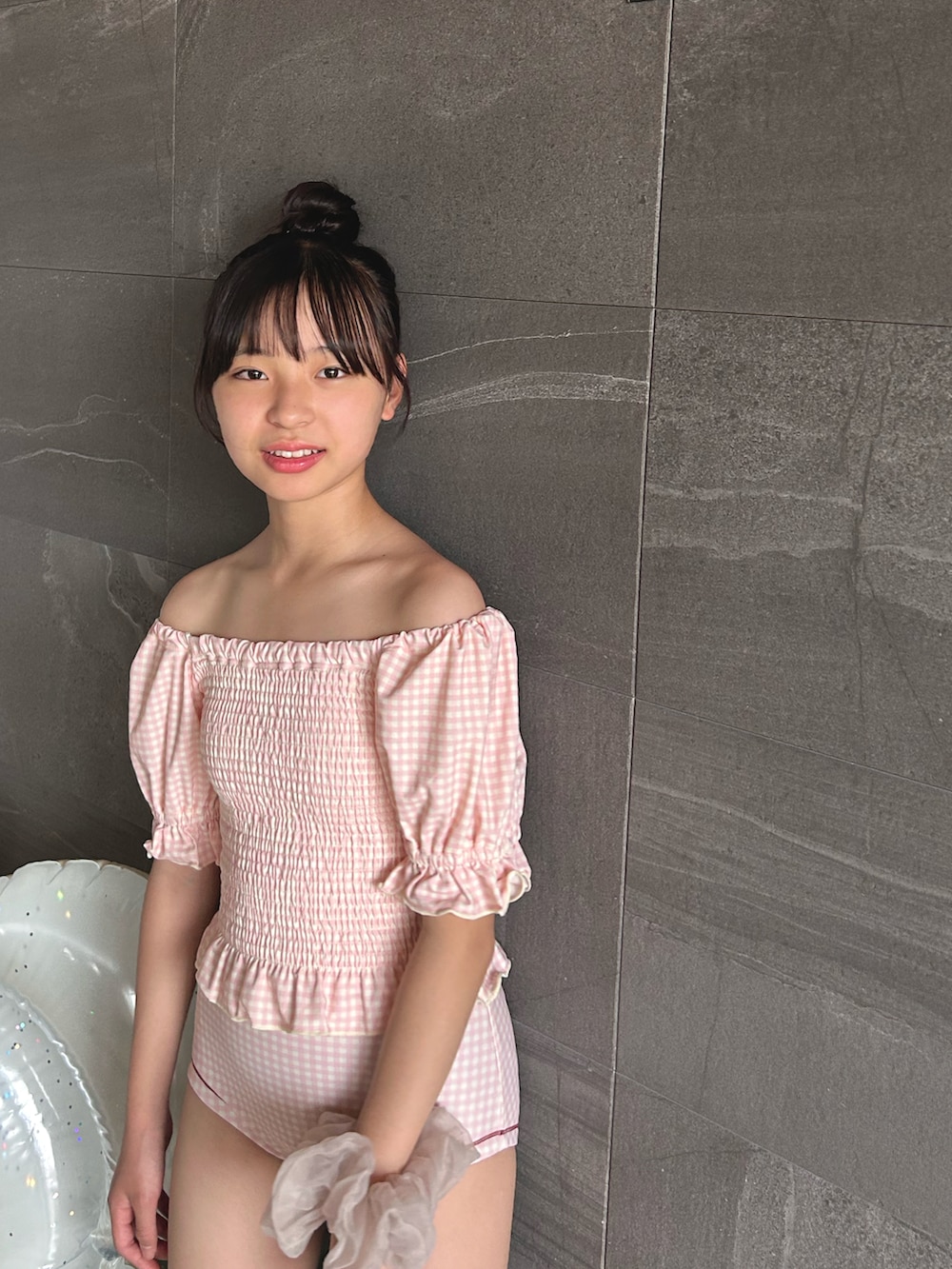 ブルー系のデニムパンツ、ピンク系のサンダル、ピンク系の水着を着用したキッズの夏コーディネートの4枚目の写真
