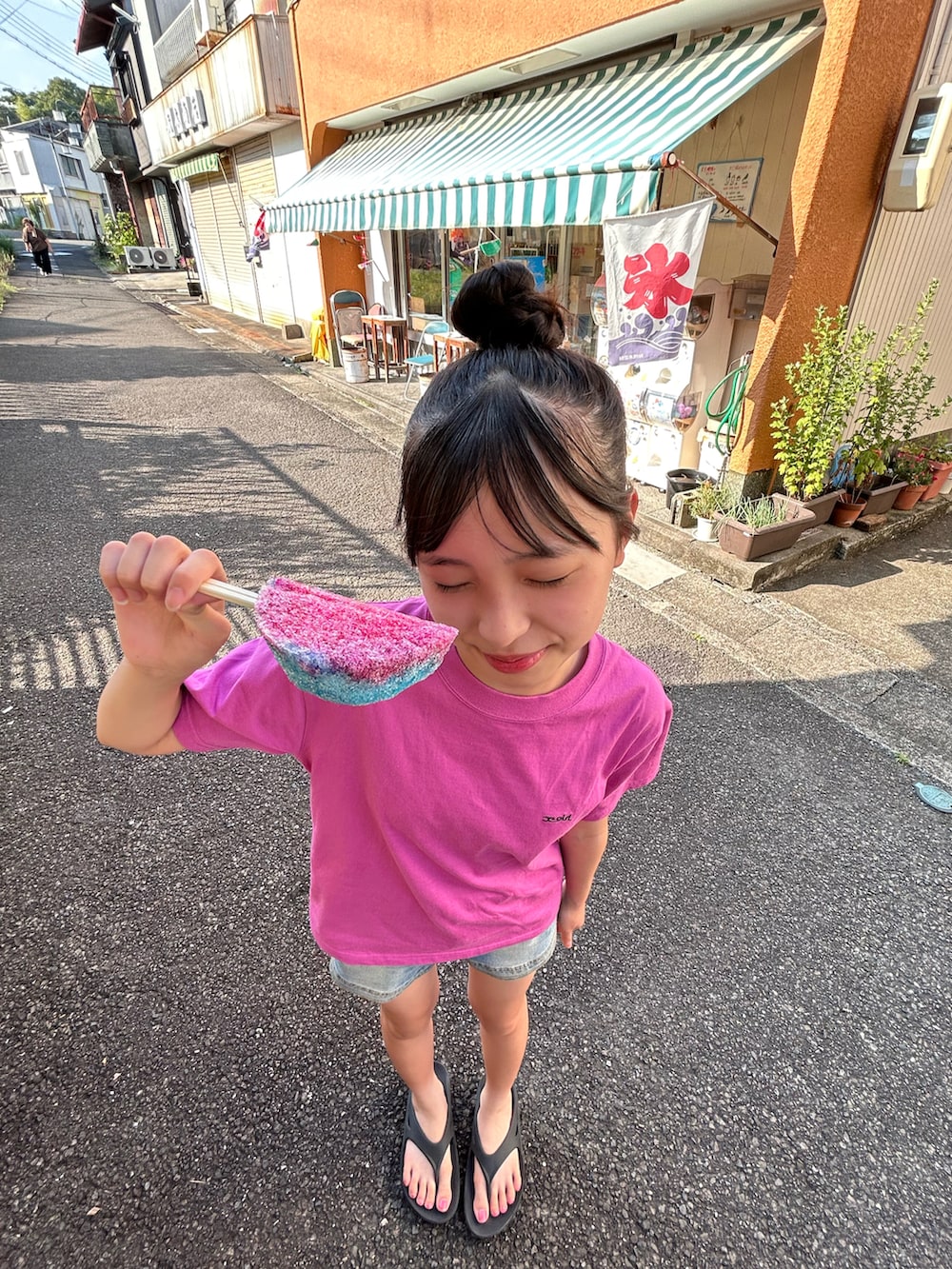 ピンク系のTシャツ/カットソー、ブラック系のサンダルを着用したキッズの夏コーディネートの3枚目の写真