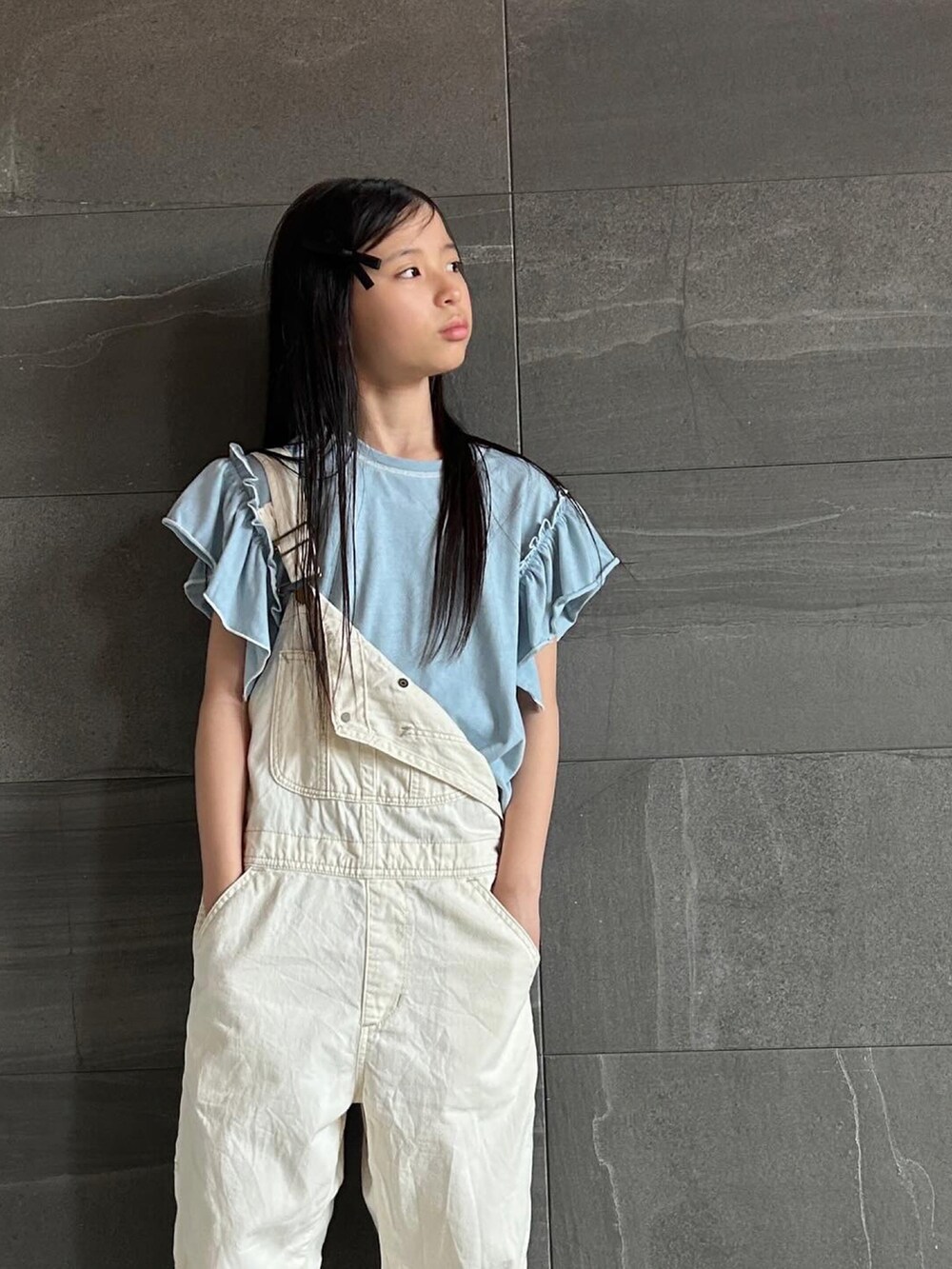 ブルー系のTシャツ/カットソー、ホワイト系のつなぎ/オールインワン、ブラック系のサンダルを着用したキッズの春コーディネートの3枚目の写真