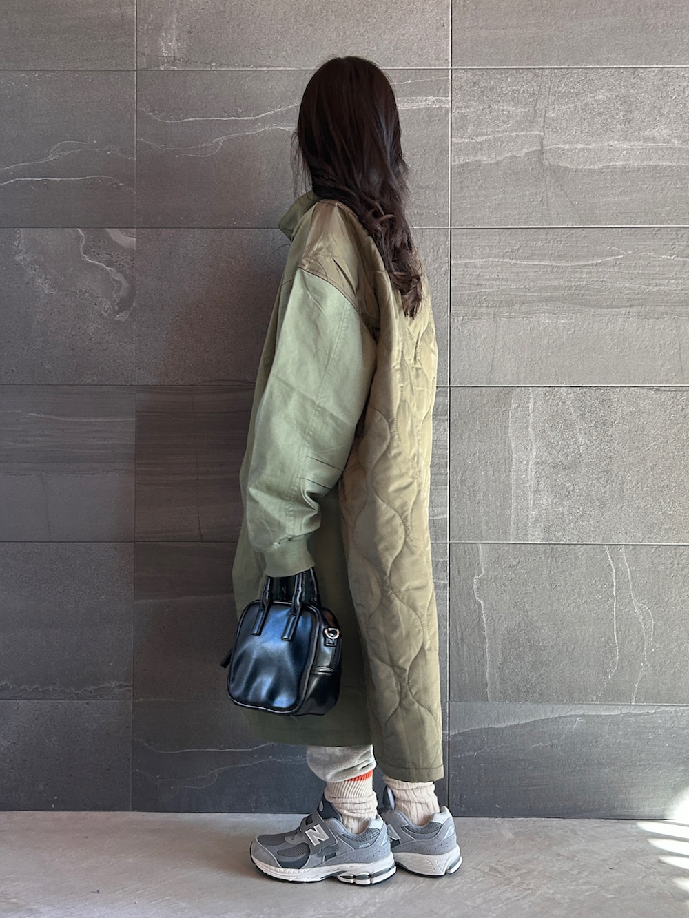 グリーン系のモッズコート、ベージュ系のニット/セーター、ホワイト系のTシャツ/カットソーを着用したキッズの冬コーディネートの3枚目の写真