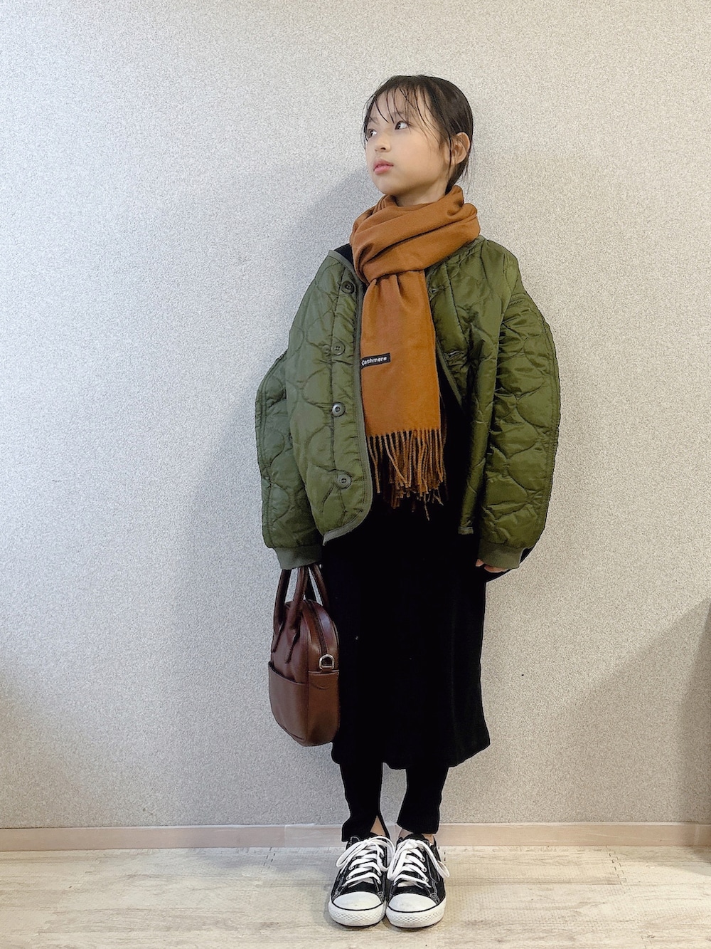 グリーン系のその他アウター、その他のTシャツ/カットソー、ブラウン系のボストンバッグを着用したキッズの冬コーディネートの3枚目の写真