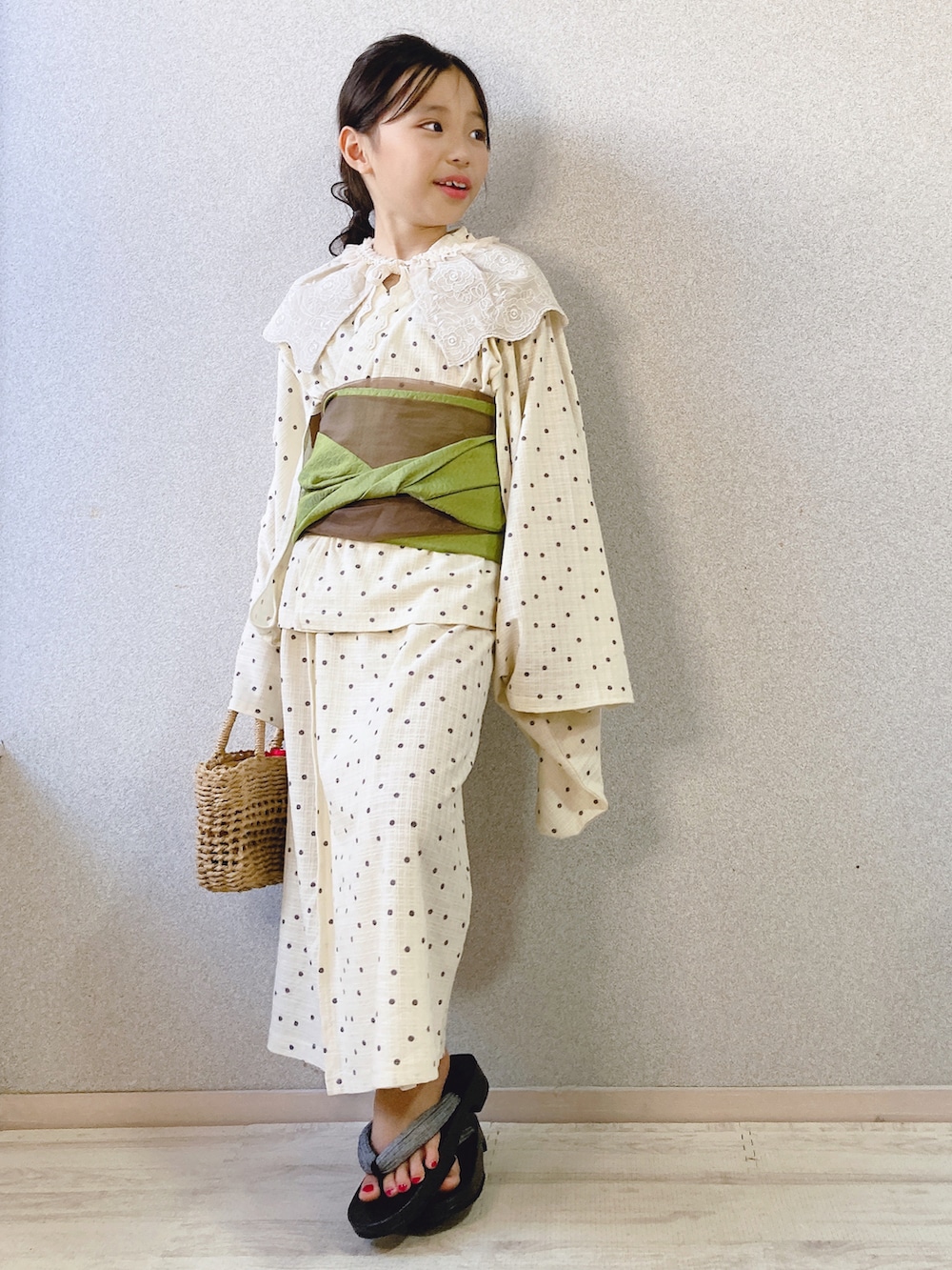 その他の浴衣、グレー系の和装小物、ホワイト系の付け襟を着用したキッズの夏コーディネートの4枚目の写真