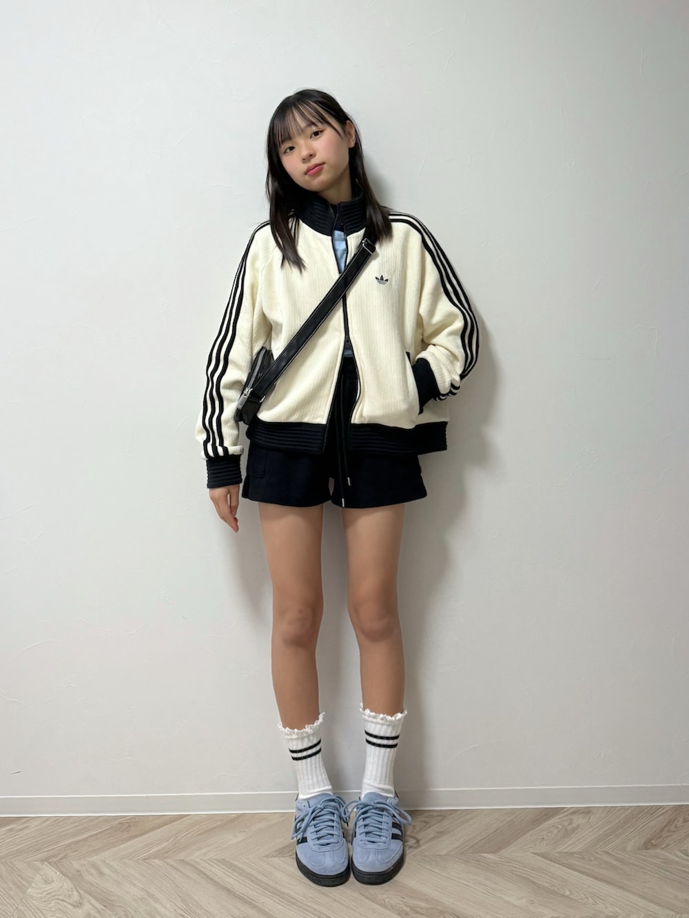 ホワイト系のブルゾン、ブルー系のスニーカー、ブルー系のTシャツ/カットソーを着用したキッズの冬コーディネートの2枚目の写真