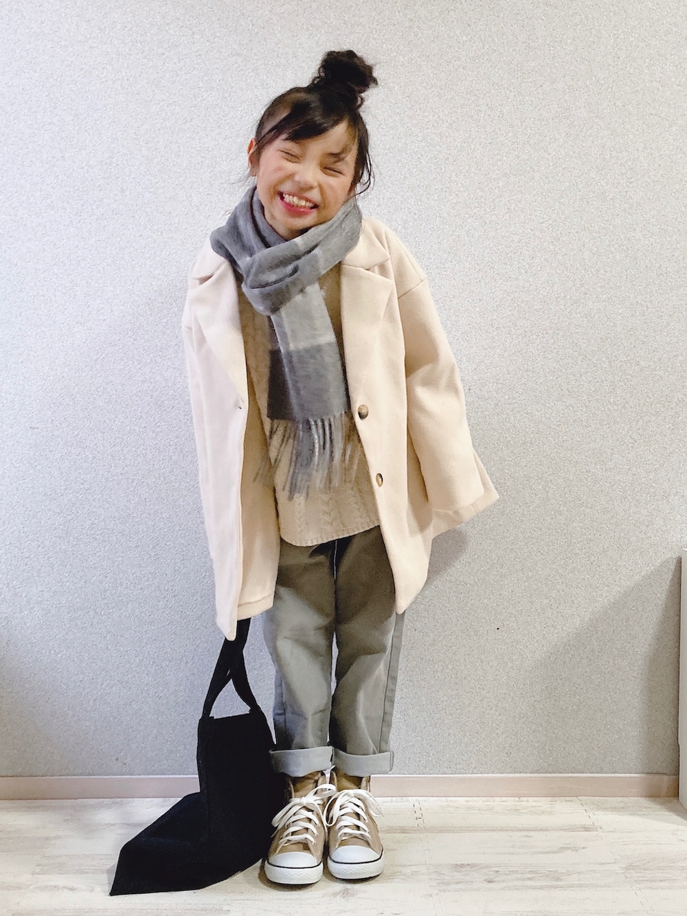 ホワイト系のその他アウター、ホワイト系のニット/セーター、グレー系のデニムパンツを着用したキッズの秋コーディネートの3枚目の写真