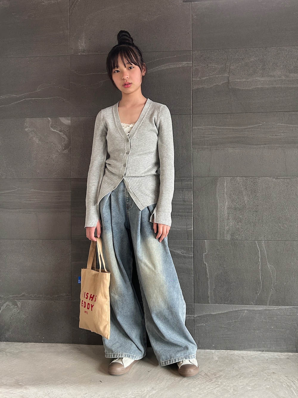 グレー系のカーディガン/ボレロ、ホワイト系のキャミソール、ブルー系のデニムパンツを着用したキッズの春コーディネートの3枚目の写真