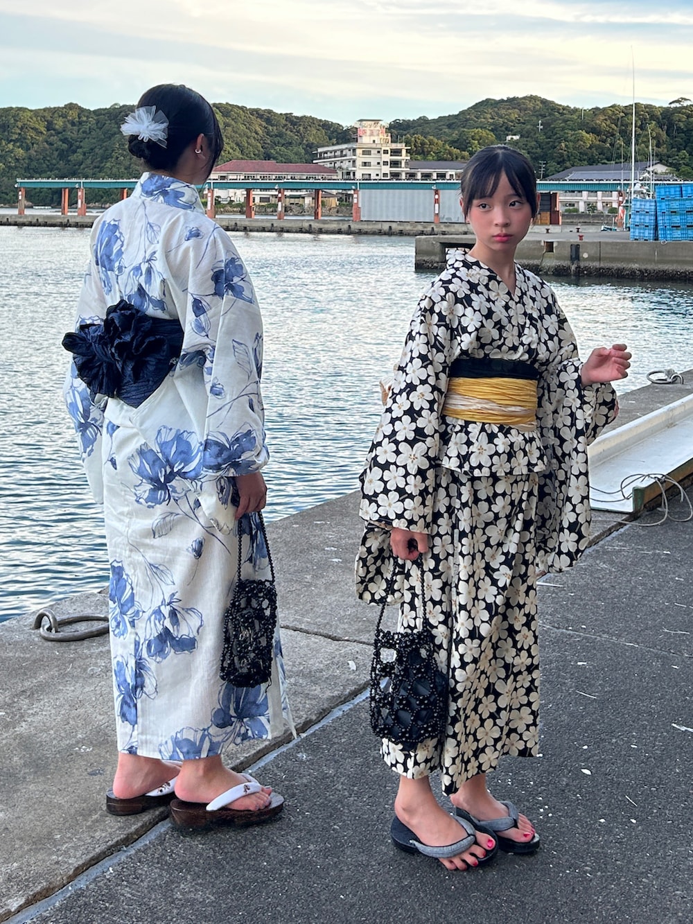 ブラック系のトートバッグ、ブラック系の浴衣、シルバー系のバレッタ/ヘアクリップを着用したキッズの夏コーディネートの5枚目の写真