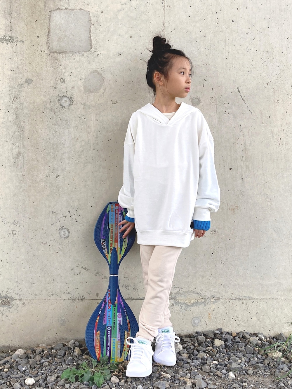 ホワイト系のパーカー、ホワイト系のスニーカー、ベージュ系のその他パンツを着用したキッズの秋コーディネートの2枚目の写真