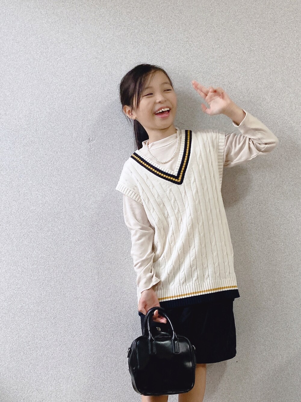 「シンプルコーデ、ハーフパンツ、モノトーン、ハイネック、ネックレス、ニットベスト、ベスト、プチプラ、UNIQLO、ラインソックス、オーバーサイズ、チルデンニット、レイヤードスタイル、ビッグシルエット、レースアップシューズ」｜「Robe_bebe'のアイテム（Tシャツ/カットソー、その他）」を使った、uranさん（キッズ・127cm）の秋コーディネートの4枚目の写真