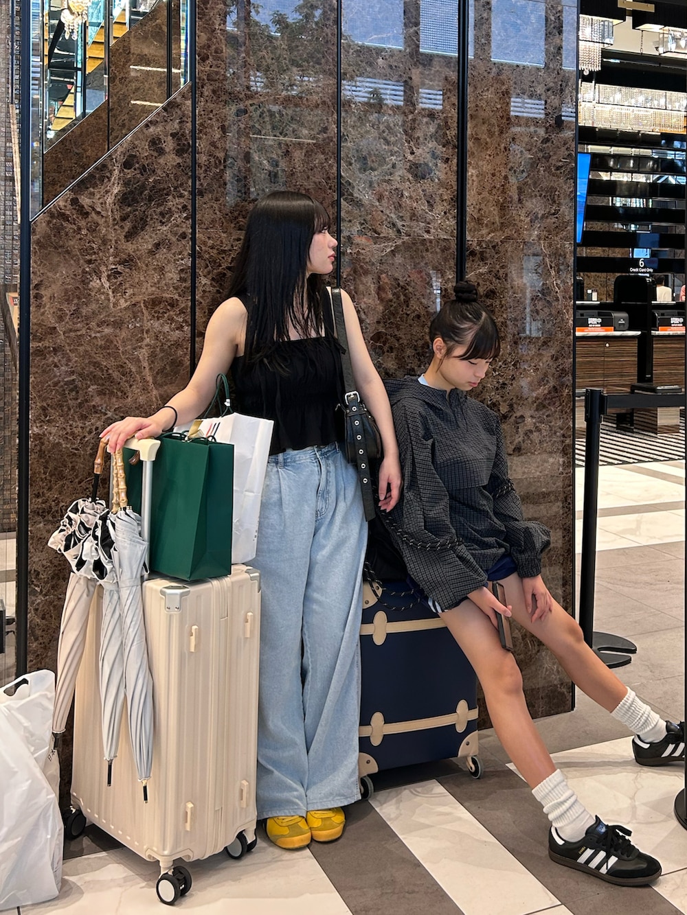 イエロー系のスニーカー、ブルー系のその他パンツ、ブラック系のスニーカーを着用したキッズの夏コーディネートの2枚目の写真