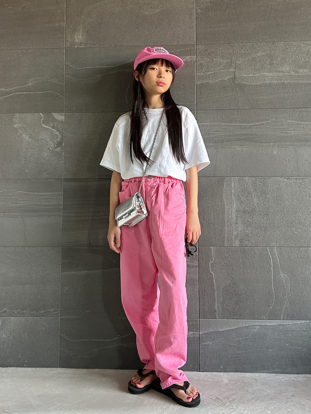 ホワイト系のTシャツ/カットソー、ピンク系のその他パンツ、シルバー系のショルダーバッグを着用したキッズの夏コーディネートの4枚目の写真
