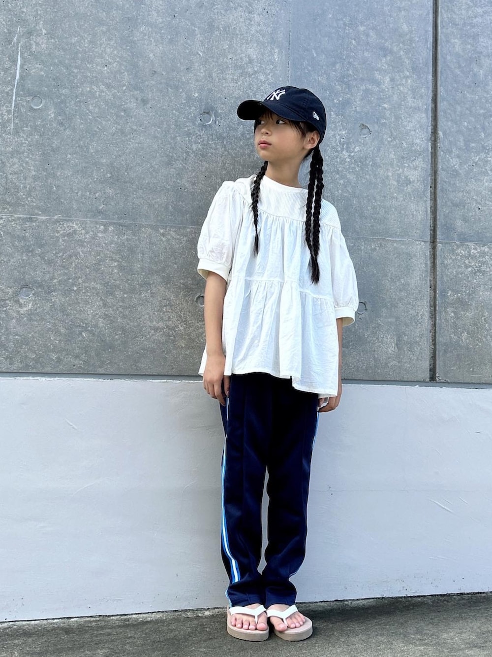 ブルー系のその他パンツ、ホワイト系のTシャツ/カットソー、ベージュ系のサンダルを着用したキッズの夏コーディネートの3枚目の写真