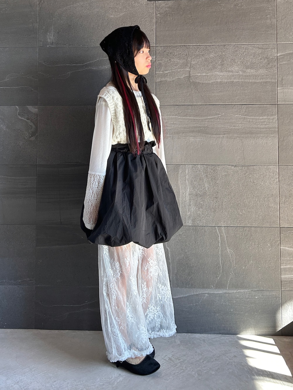 ホワイト系のTシャツ/カットソー、ブラック系のスカート、ホワイト系のその他パンツを着用したキッズの冬コーディネートの2枚目の写真