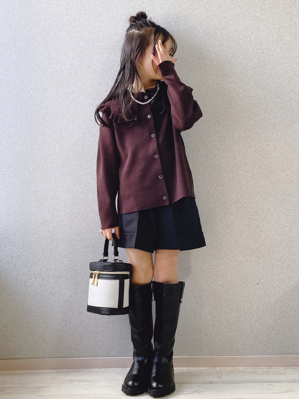 「チョコ色に染まれ、ハーフパンツ、ショートパンツ、バニティバッグ、GU、ブーツ、ブラウン、ブラウンコーデ、しまむら、ブラウン色に染まれ、ロングブーツ、プチプラ」｜「LOWRYS FARMのフリルカラーニットＬＳ　215142（ニット/セーター、ブラウン系）」を使った、uranさん（キッズ・123cm）の冬コーディネートの2枚目の写真