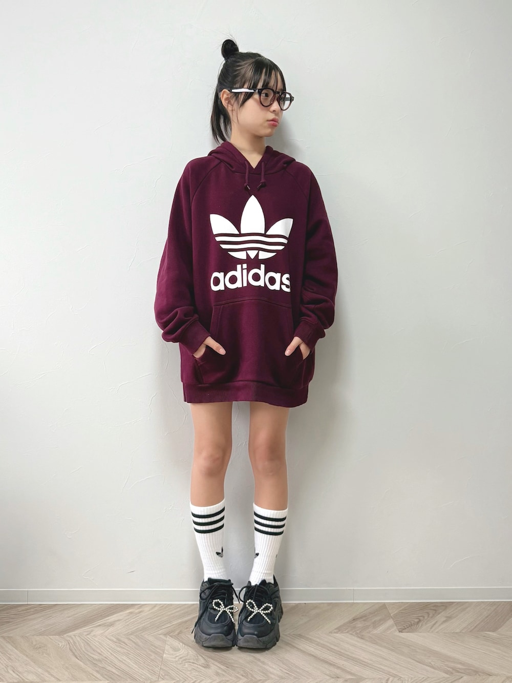 ブラック系のスニーカー、その他のシューズアクセサリー、ブラウン系のスウェットを着用したキッズの秋コーディネートの3枚目の写真