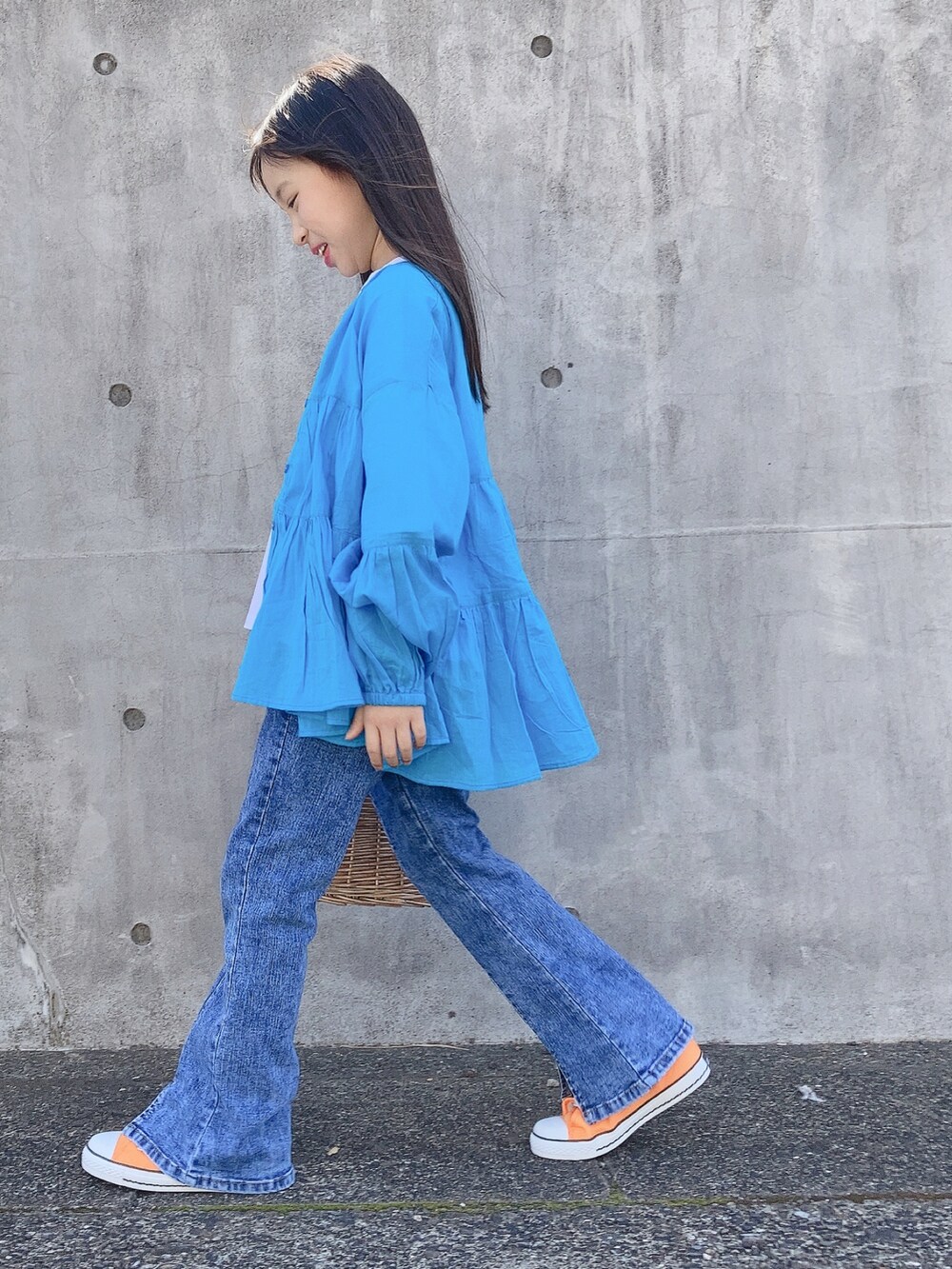 「春服、プチプラ、休日スタイル、ビタミンカラー、デニム、ブルー、シャツスタイル、ロゴT、かごバッグ、スニーカー、白Tシャツ、シンプルコーデ、カジュアル、フレアパンツ」｜「coca（coca）のキッズ 親子お揃いティアードガーゼブラウス（シャツ/ブラウス、ブルー系）」を使った、uranさん（キッズ・123cm）の春コーディネートの3枚目の写真