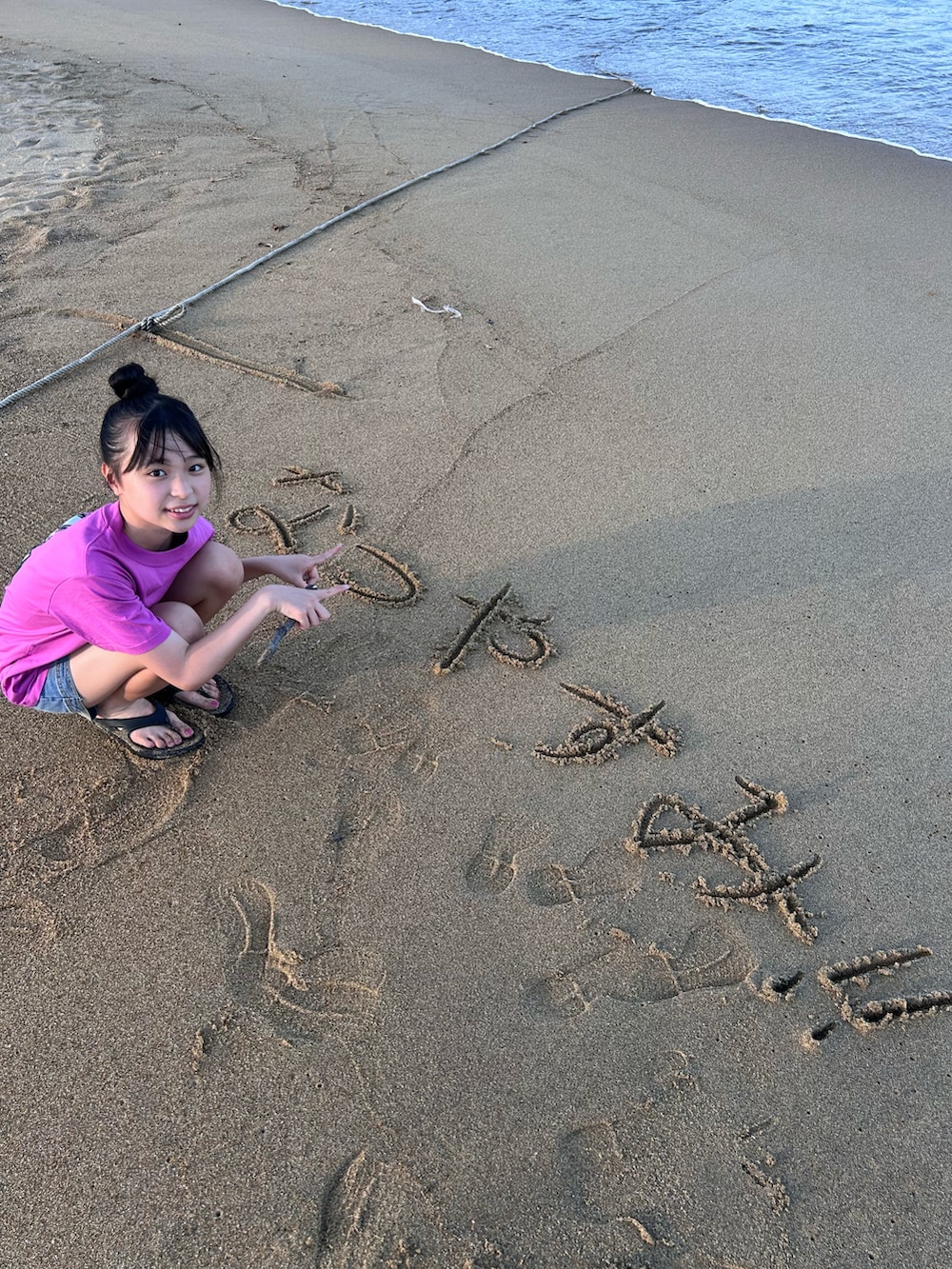 ピンク系のTシャツ/カットソー、ブラック系のサンダルを着用したキッズの夏コーディネートの2枚目の写真