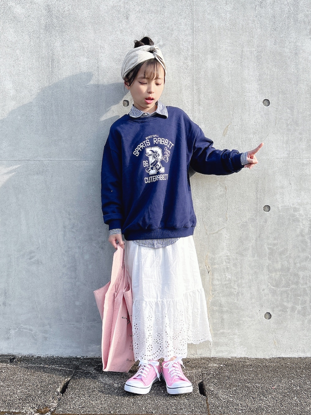 ブルー系のスウェット、その他のシャツ/ブラウス、ホワイト系のスカートを着用したキッズの春コーディネートの2枚目の写真