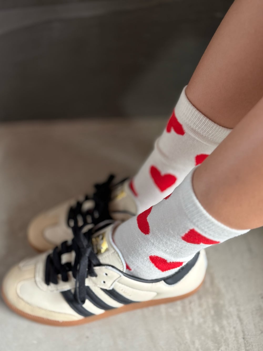 ホワイト系のブルゾン、レッド系のショルダーバッグ、ホワイト系のその他パンツを着用したキッズの秋コーディネートの5枚目の写真