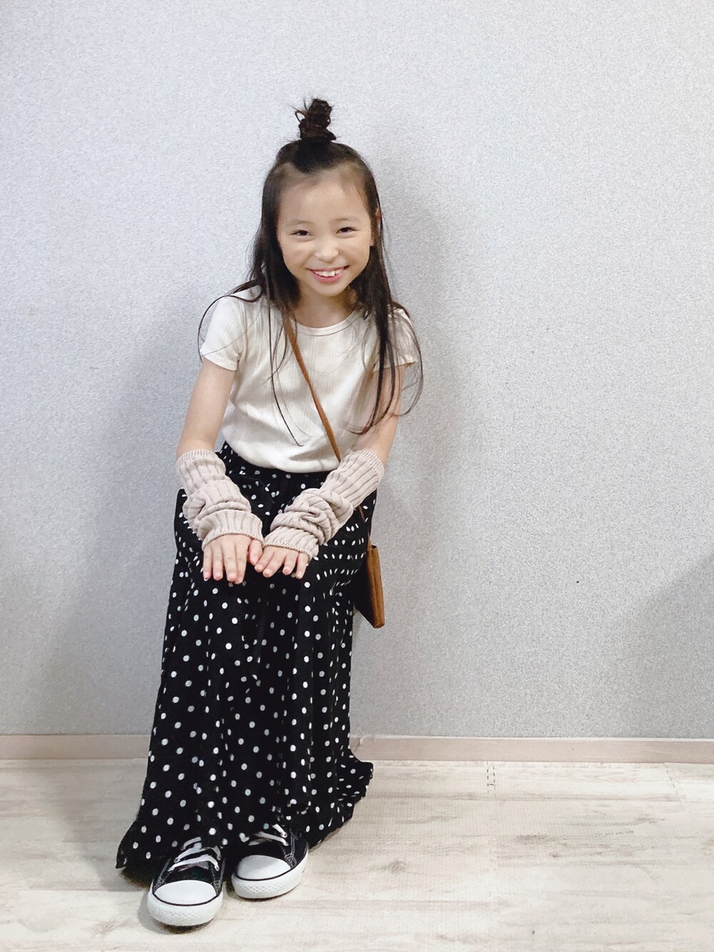 ホワイト系のTシャツ/カットソー、ブラック系のスカート、ブラウン系のショルダーバッグを着用したキッズの秋コーディネートの5枚目の写真