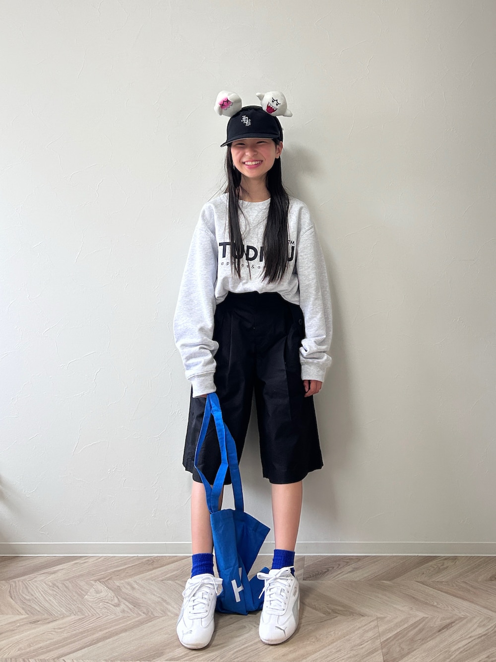 グレー系のスウェット、ブラック系のその他パンツ、ブルー系のトートバッグを着用したキッズの春コーディネートの5枚目の写真