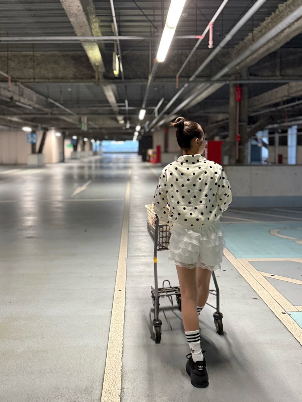 ホワイト系のその他アウター、ホワイト系のその他パンツ、ブラック系のショルダーバッグを着用したキッズの春コーディネートの2枚目の写真