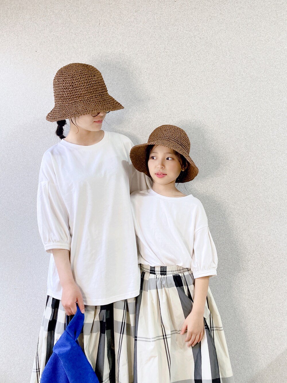 ホワイト系のTシャツ/カットソー、ホワイト系のスカート、ホワイト系のTシャツ/カットソーを着用したキッズの夏コーディネートの4枚目の写真