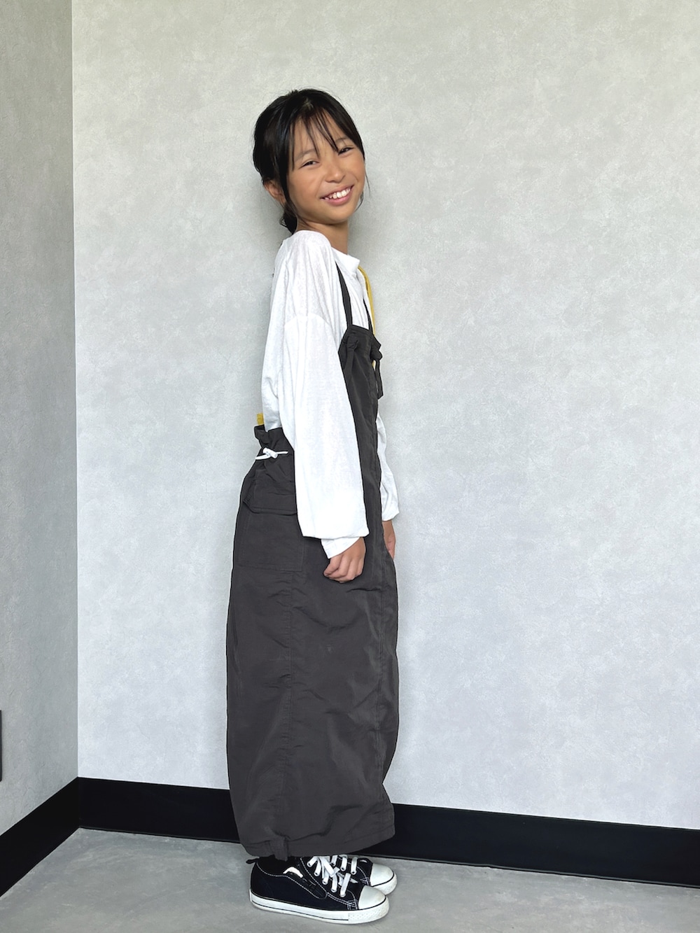 「アツいコーデ全部見せ、休日スタイル、スニーカー、シンプルコーデ、お出かけコーデ、ワンピース、ジャンスカ、トートバッグ、夏セールで買いました、シアーシャツ、シアートップス、ロンT、秋服準備はじめました、ロングスカート」｜「CIAOPANIC TYPYの【KIDS】ワッシャーナイロンパラシュートジャンスカ（ジャンパースカート、グレー系）」を使った、uranさん（骨格ナチュラル・キッズ・129cm）の夏コーディネートの2枚目の写真