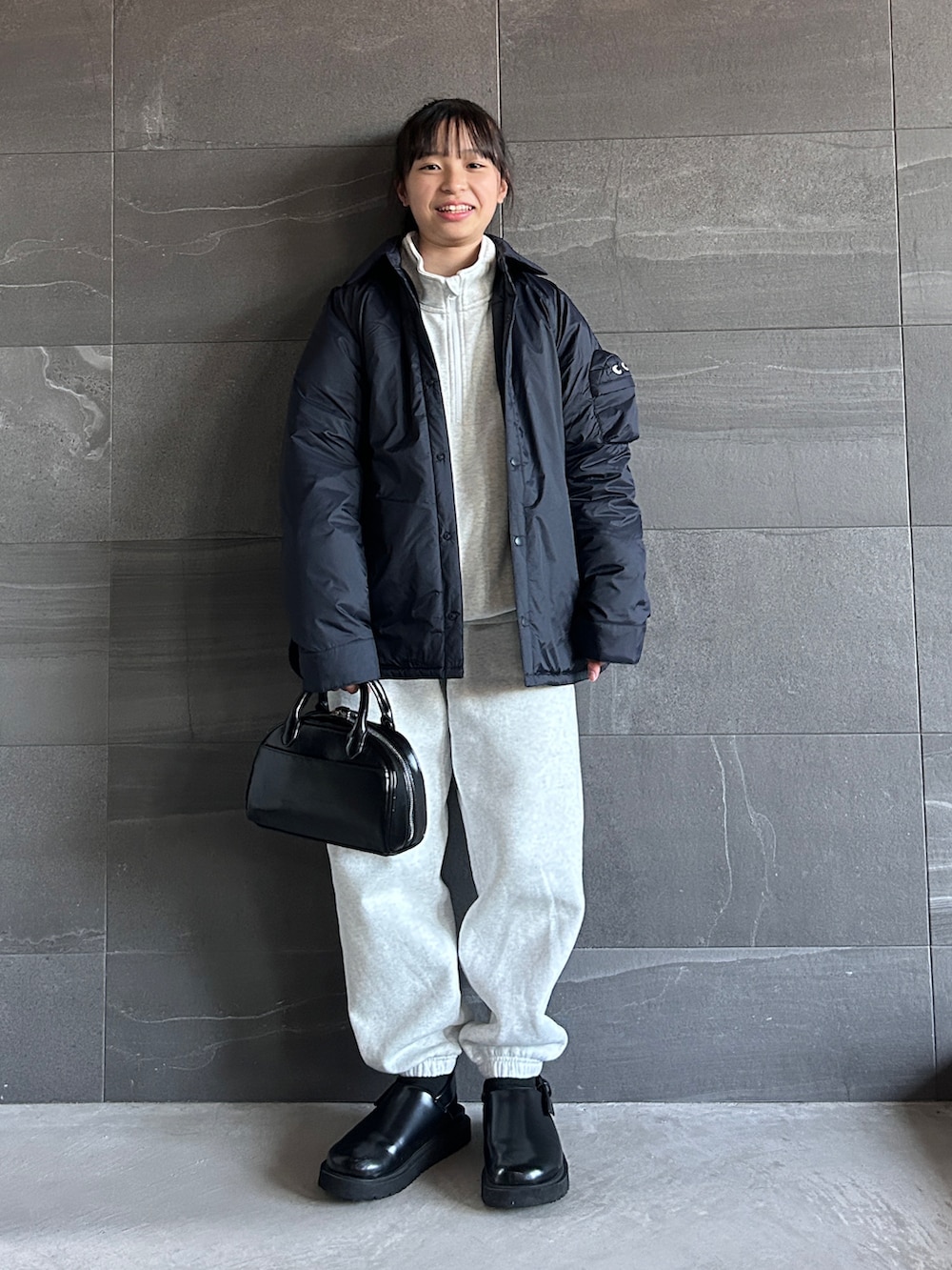 ブルー系のダウンジャケット/コート、グレー系のスウェット、グレー系のスウェットパンツを着用したキッズの冬コーディネートの5枚目の写真
