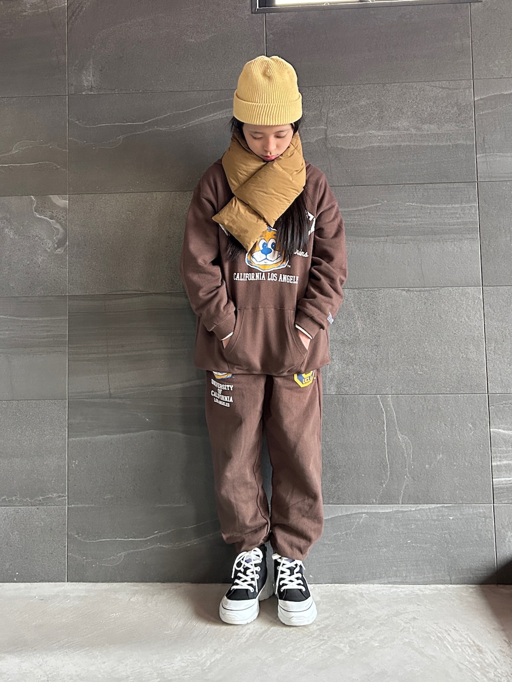 「ニット帽、ワントーンコーデ、ブラウン、スウェット、パーカー、スウェットパンツ、マフラー、厚底シューズ、スニーカー、UCLA、セットアップ、ゆるコーデ、ラクチンコーデ」｜「ANTIBALのANTIBAL/アンティバル キッズ パーカー DESI 234AN3PK027（パーカー、ブラウン系）」を使った、uranさん（キッズ・140cm）の冬コーディネートの4枚目の写真