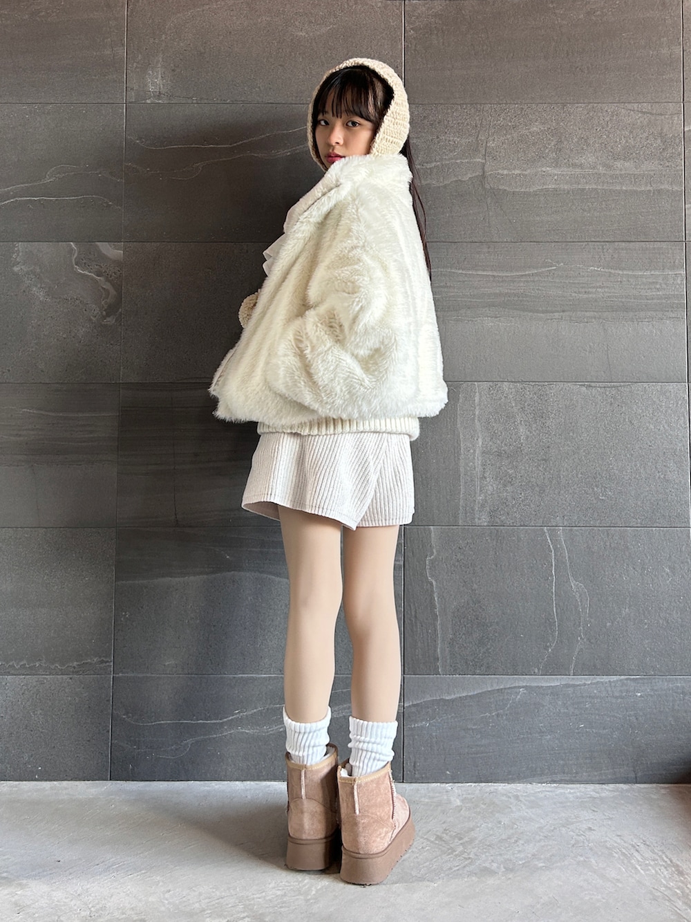 ホワイト系のブルゾン、ホワイト系のニット/セーター、ホワイト系のTシャツ/カットソーを着用したキッズの冬コーディネートの5枚目の写真